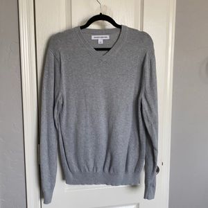 Men’s Amazon Essentials light grey v-neck
